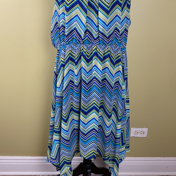 Geometric Chevron Print Handkerchief Key hole Accent neckline - Picture 3 of 8